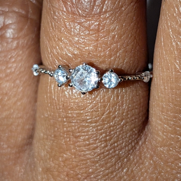 925 Sterling silver shining diamond ring sz 7